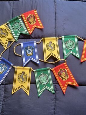 House Crest Party Banner Garland - Multicolor Hogwarts-Inspired Bunting